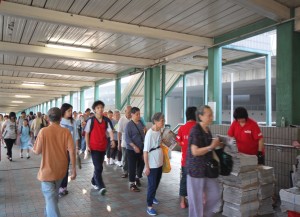 青衣地鐵站外,拿免費報紙以長者居多,不少人一次拿多份。 陳嘉俊攝