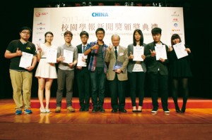 周 鍵 攝 (左起)黃景暘、羅文慧、龐浩吉、吳國華、林建忠、皇甫河旺教授、陳藹欣、潘嘉樂、霍梓瑩。