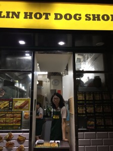 楊先生創立的熱狗店出售不同口味的熱狗。(王增芬攝)