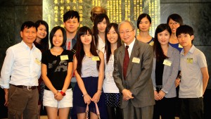 《珠海新聞》得獎同學與教授合影。