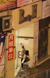 大廈入口設有密碼鎖。