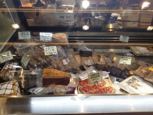 天 盛 街 市 出 售 法 國 黑 毛 豬 、 風 乾 火 腿 等 貴 價 食 品 。