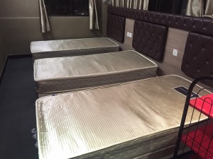 房間內的床褥可供租借。