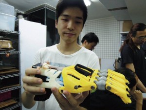 創客成員展示初代機械義肢