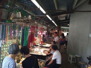 遊客在選購玉石，並稱玉石是必買手信。
