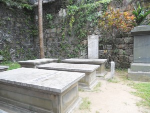 馬禮遜一家四口長眠於此。墓前小石柱,是為夭折長子補立;墓旁中文石碑,為後人所立。