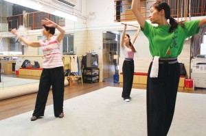 劉琪琦攝 靜 文 ( 右 一 ) 在 中 大 因 參 加 鄧 宛 霞 的 工 作 坊 而 迷 上 京 劇 , 現 在 京 崑 劇 場 學 習 京 劇 。