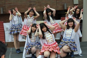 她 們 希 望 自 己 熱 愛 的 韓 國 音 樂 和 角 色 扮 演 融 合 在 一 起 。