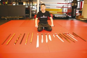 蘇致豪攝 魔 杖 是 菲 律 賓 兵 器 武 術 的 統 稱 , 當 中包 括 刀 、 棍 、 劍 及 匕 首 。