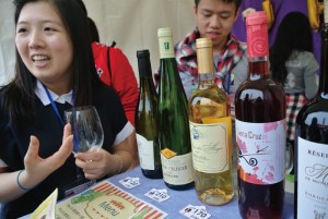 參 賽 者 鍾 淑 淇 講 解 各 款 酒 類 的 特 性 。