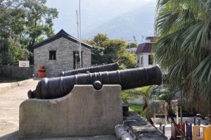 東 涌 炮 台 曾 遭 日 軍 佔 據 ， 游 擊 隊  在 村 民 協 助 下 對 抗 日 軍 。