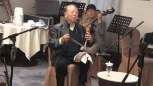 林嘉敏攝 李 和 聲 與 票 友 在 上 海 總 會 會 所 練 習 。