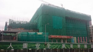 興 建 中 的 青 衣 第 四 區 體 育 館 ， 位 於 青 衣 涌 美 路 。 