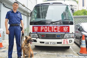 叢警長和警犬希斯。