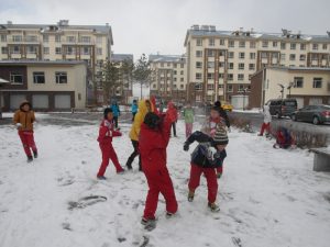小孩在雪地上玩耍。